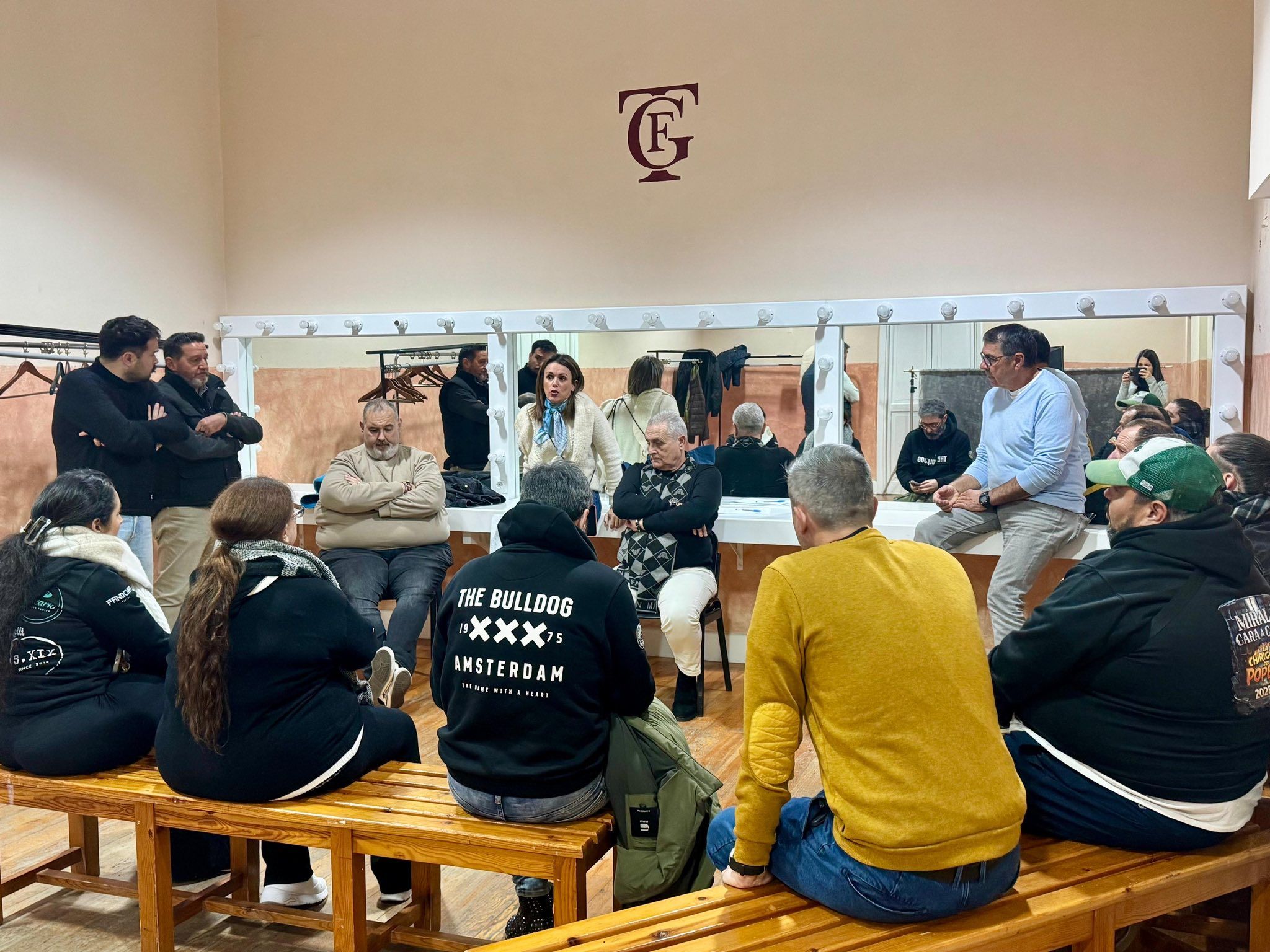 Beatriz Gandullo, reunida con integrantes de agrupaciones participantes en el COAC.