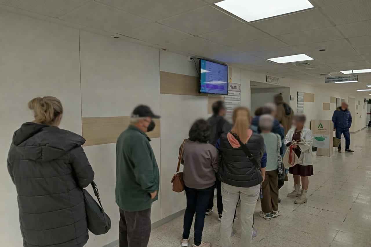 Largas colas en el Hospital de Jerez para presentar reclamaciones.