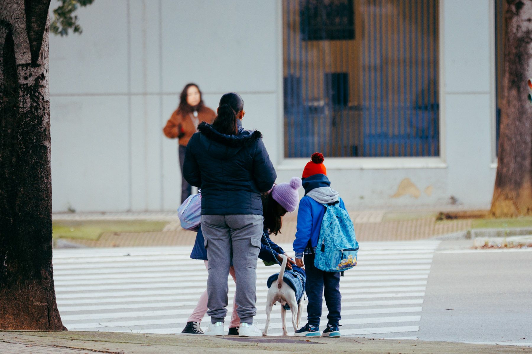 Imagen de archivo de niños dirigiéndose al colegio.