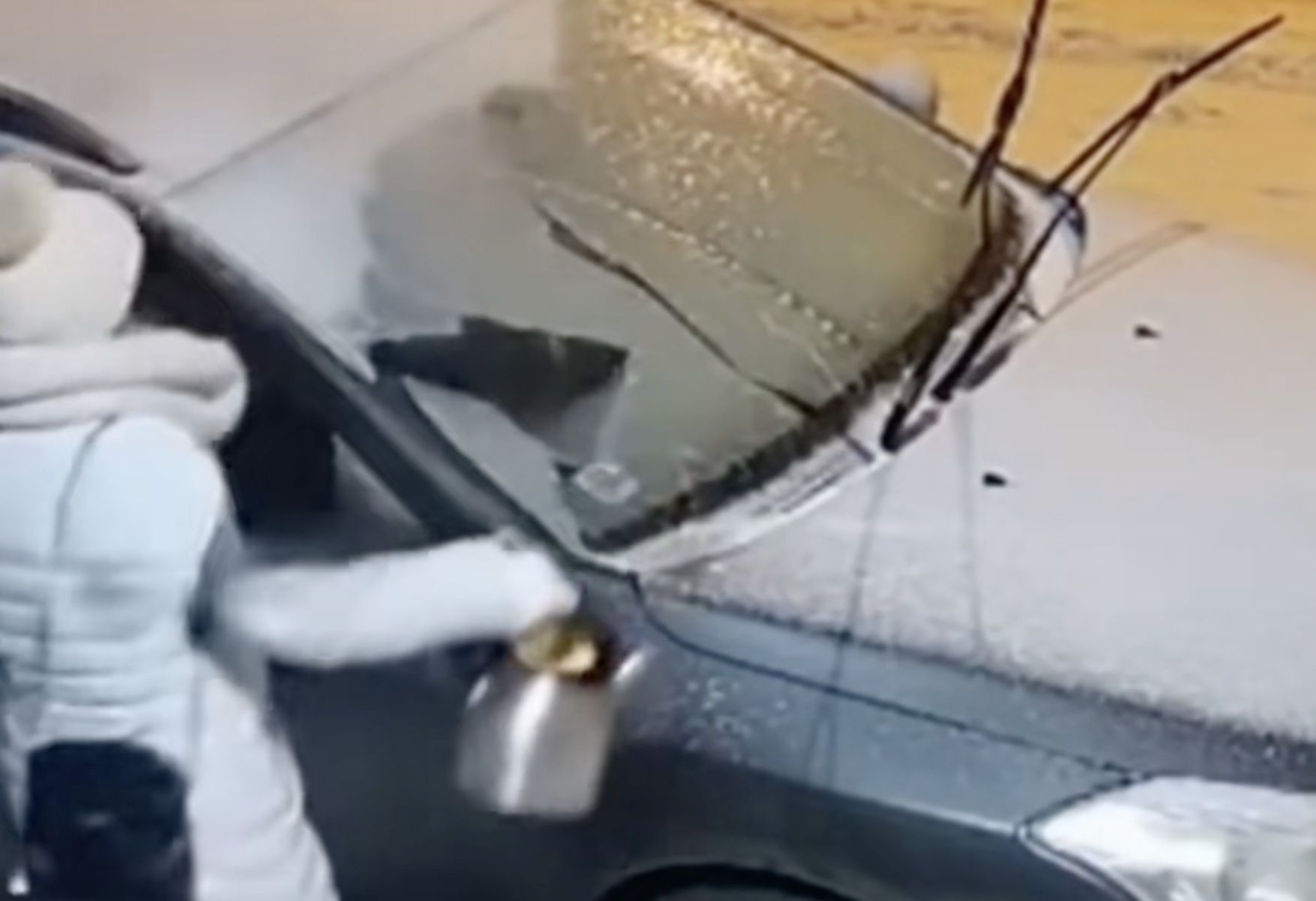 Una mujer echa agua caliente sobre el parabrisas y se rompe. TIKTOK.