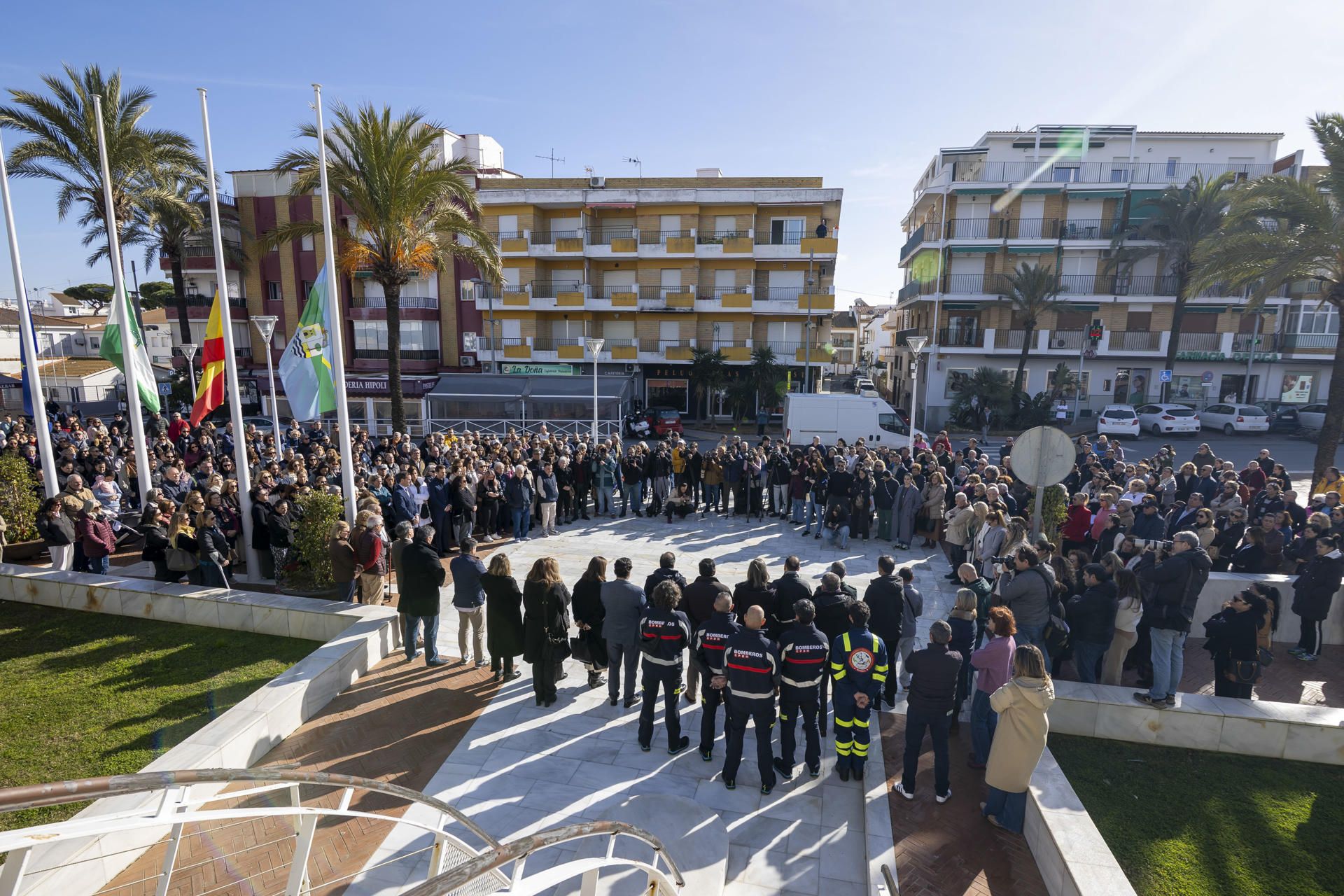 Vecinos de Punta Umbría, guardando un minuto de silencio en memoria de las víctimas del accidente ferroviario de Adamuz.