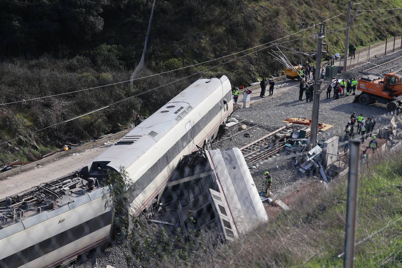 Vagones del Alvia, cruzados sobre la vía a la altura de Adamuz, en Córdoba.