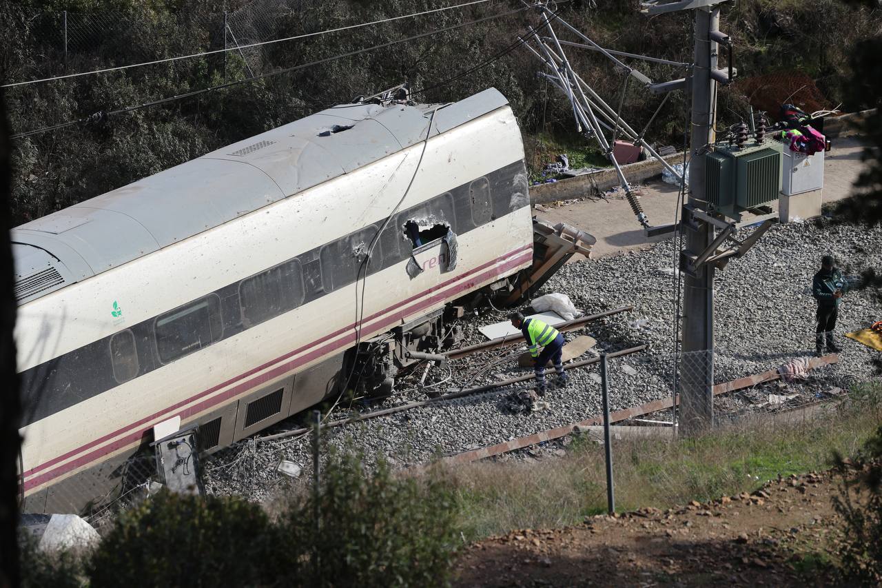 Operarios trabajan en el Alvia siniestrado en Adamuz. 