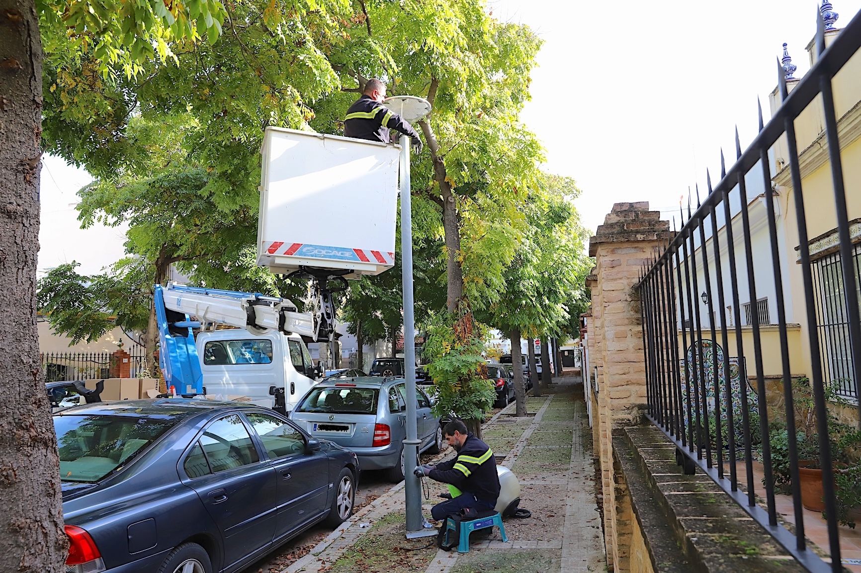 Operarios de alumbrado público del Ayuntamiento de Jerez. 