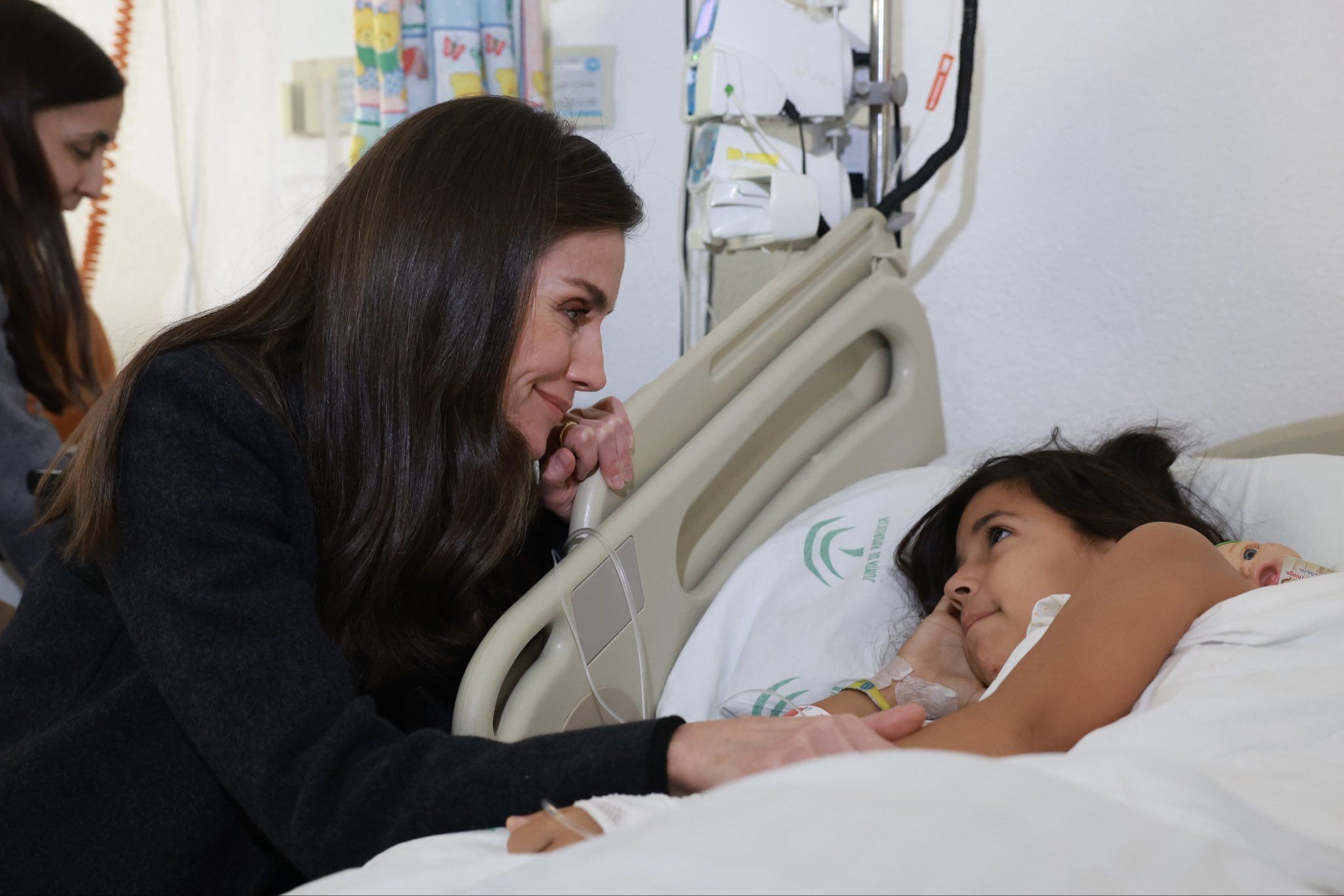 La reina Letizia habla con una niña hospitalizada