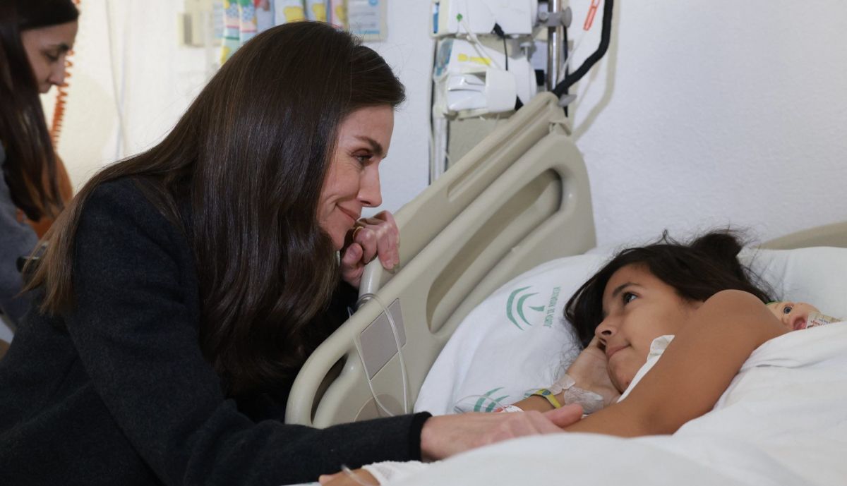 La reina Letizia habla con una niña hospitalizada.