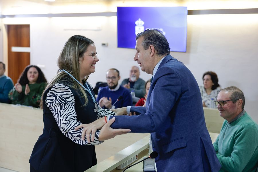 El alcalde Javier Fernández da la bienvenida a Silvia. Torres.