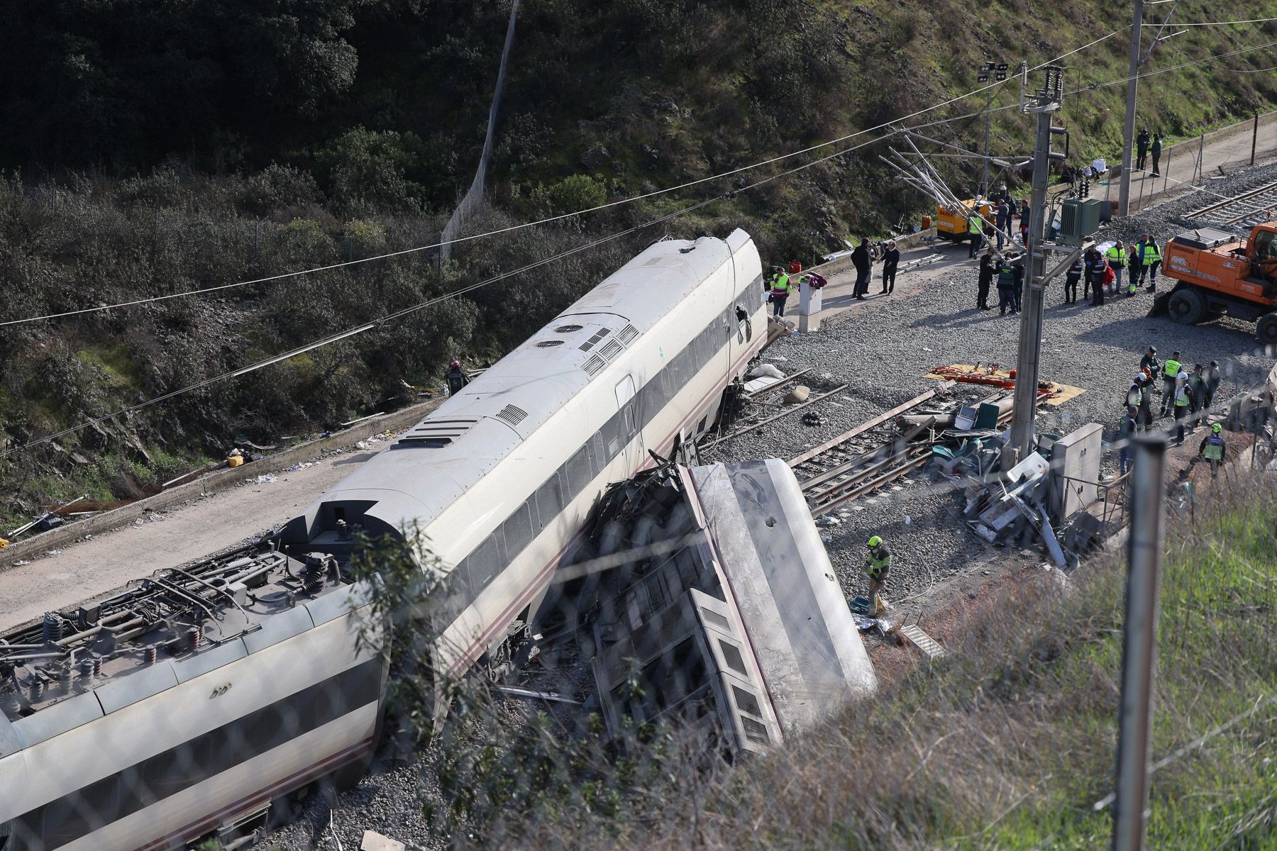 Los trabajos siguen en Adamuz con el Alvia accidentado.