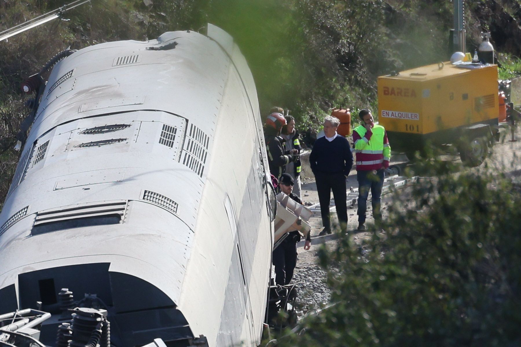 Servicios de emergencias trabajando en el lugar del accidente ferroviario en Adamuz. Servicios de emergencias trabajando en el lugar del accidente ferroviario en Adamuz.