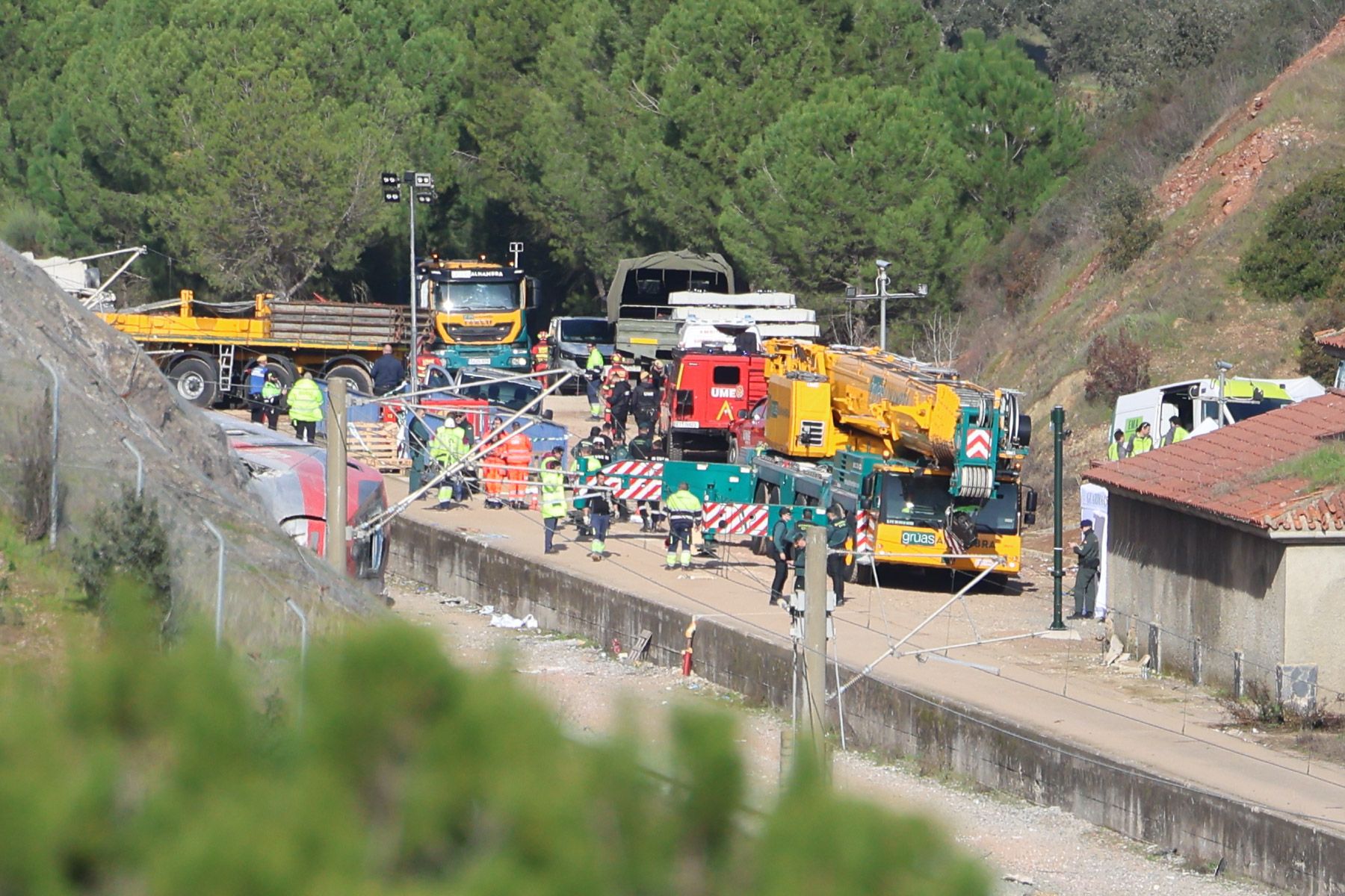 Grúas y operarios trabajando en la 'zona cero' del accidente ferroviario de Adamuz.