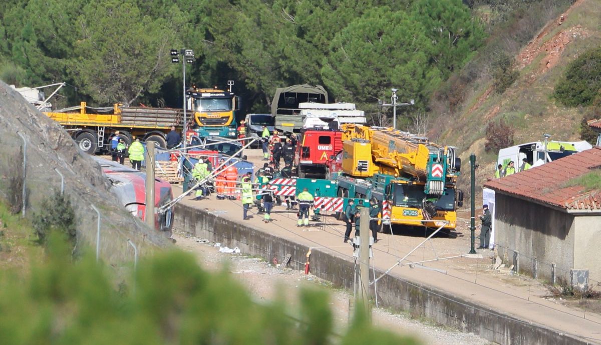 Grúas y operarios trabajando en la 'zona cero' del accidente ferroviario de Adamuz.