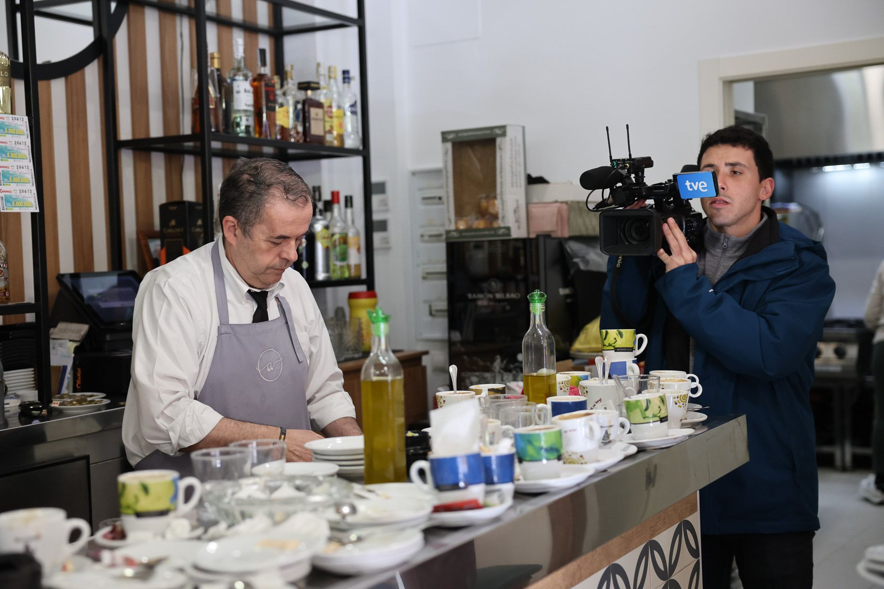 Un cámara de TVE, tras una entrevista a Ángel, del bar Antojos de Adamuz.
