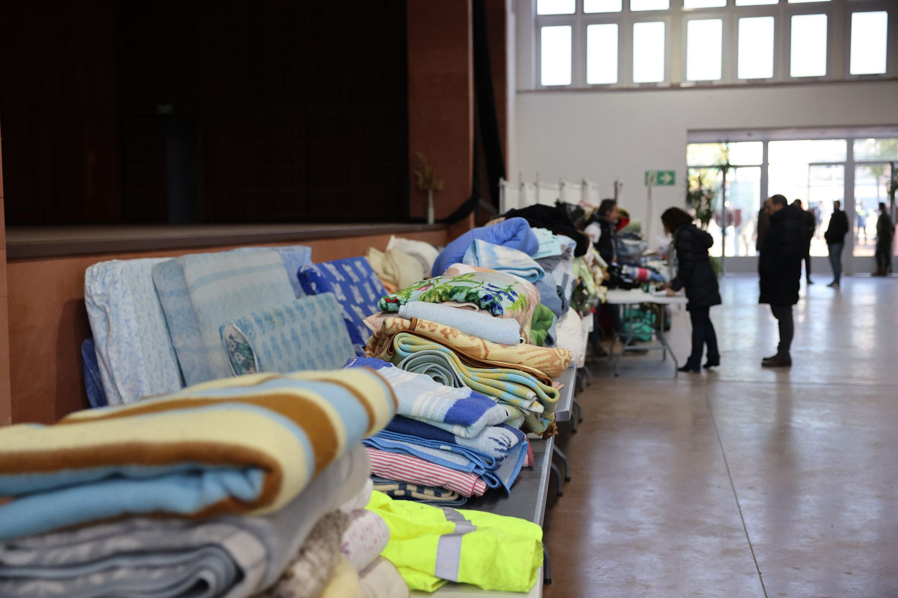 Mantas que llevaron vecinos de Adamuz en la noche del domingo a la caseta municipal.