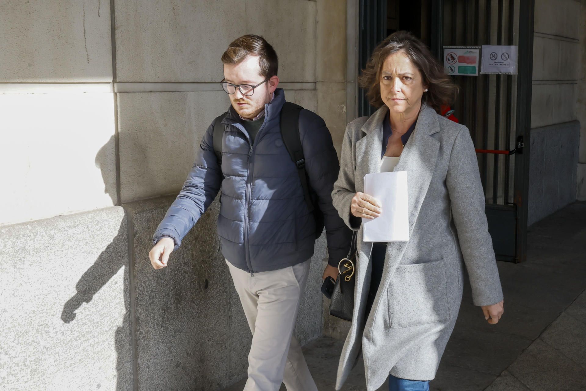 La consejera Catalina García, saliendo del Juzgado.