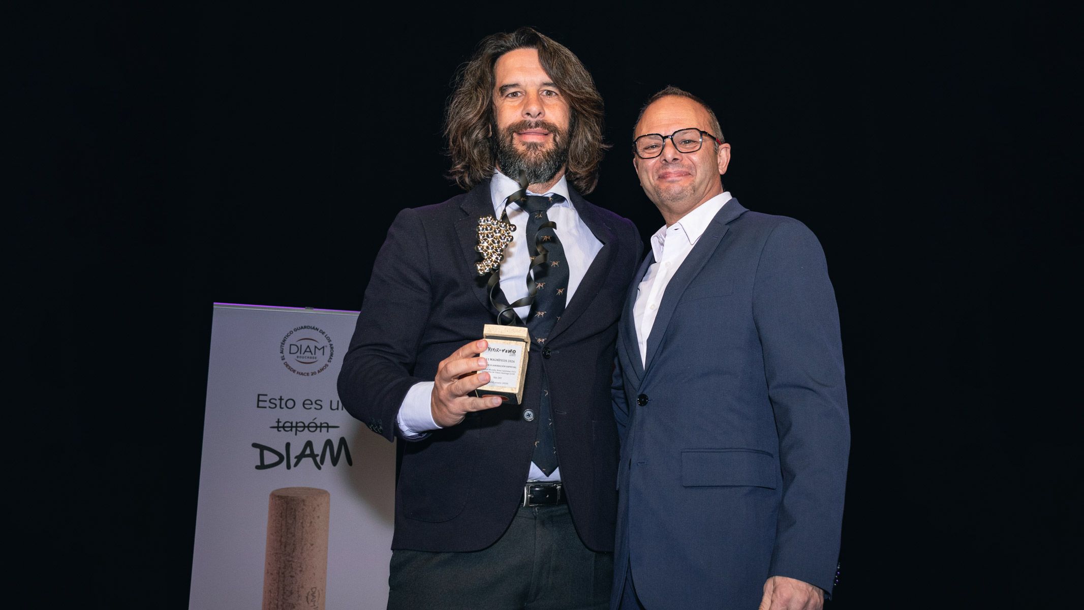 El enólogo Santiago Jordi, en el momento de recoger su premio, en el teatro Alcázar de Madrid.