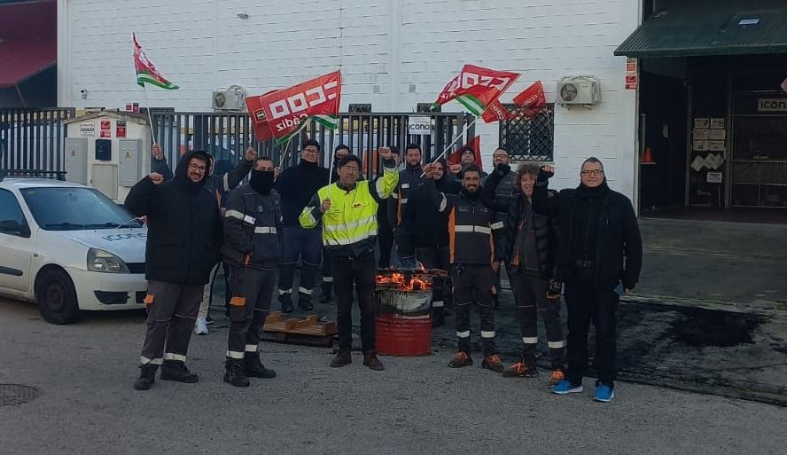 Los trabajadores de Icono Enterprise, durante la primera jornada de huelga en Jerez.