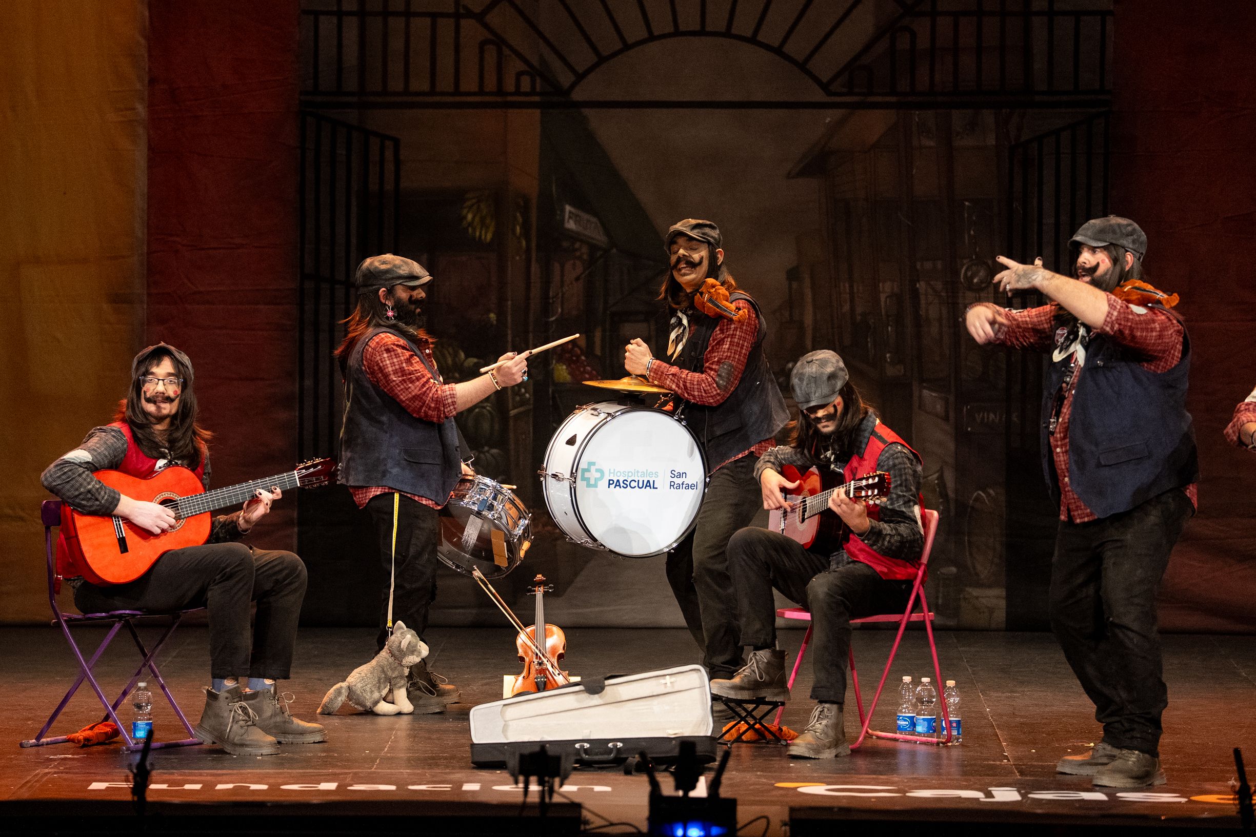 La chirigota Kay en el escenario.