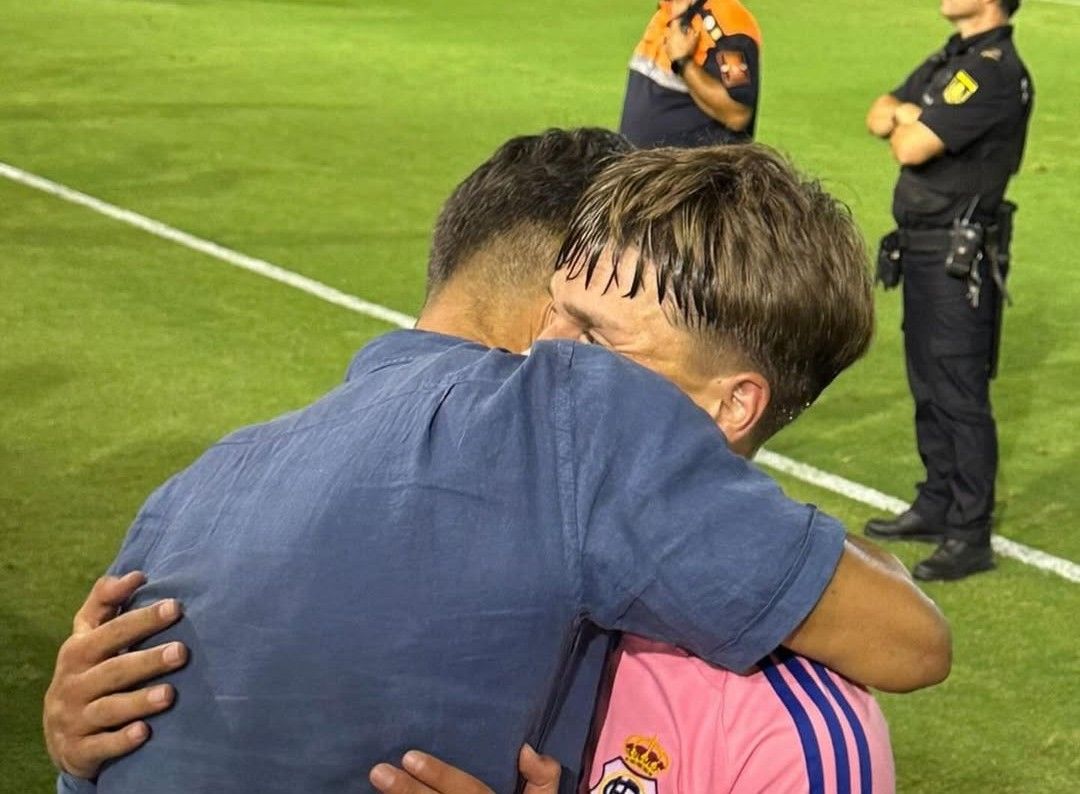 Un abrazo entre Davinchi y su padre.