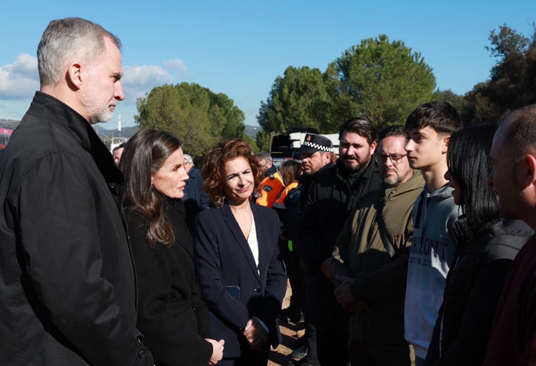 El rey Felipe VI saluda a Julio Rodríguez en Adamuz.