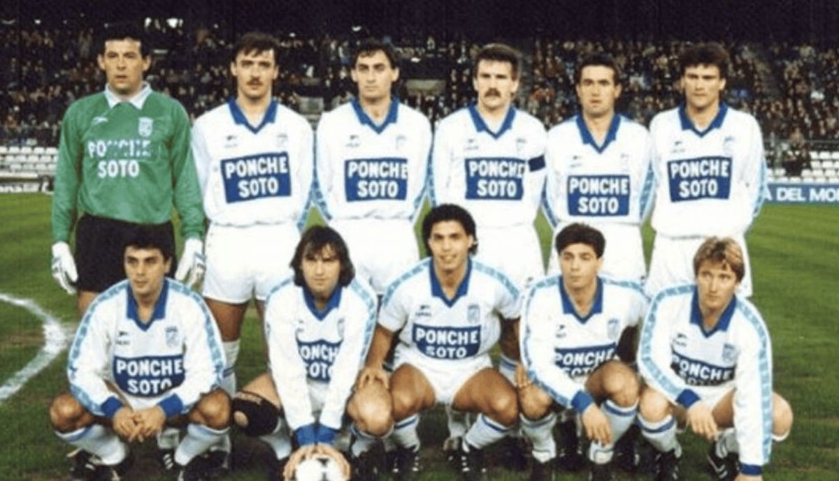 Cakic, el segundo por la izquierda en la parte superior, en una imagen de su primera etapa en el Xerez CD.