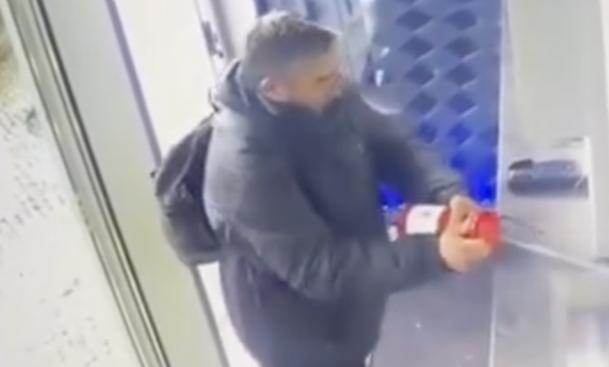 El presunto autor de los hechos, tirando de la hucha solidaria.