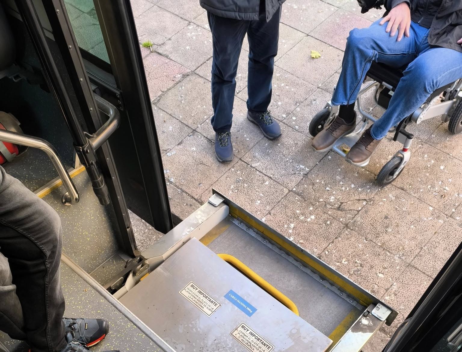El autobús de la empresa Casal, averiado en Sevilla, este pasado miércoles.