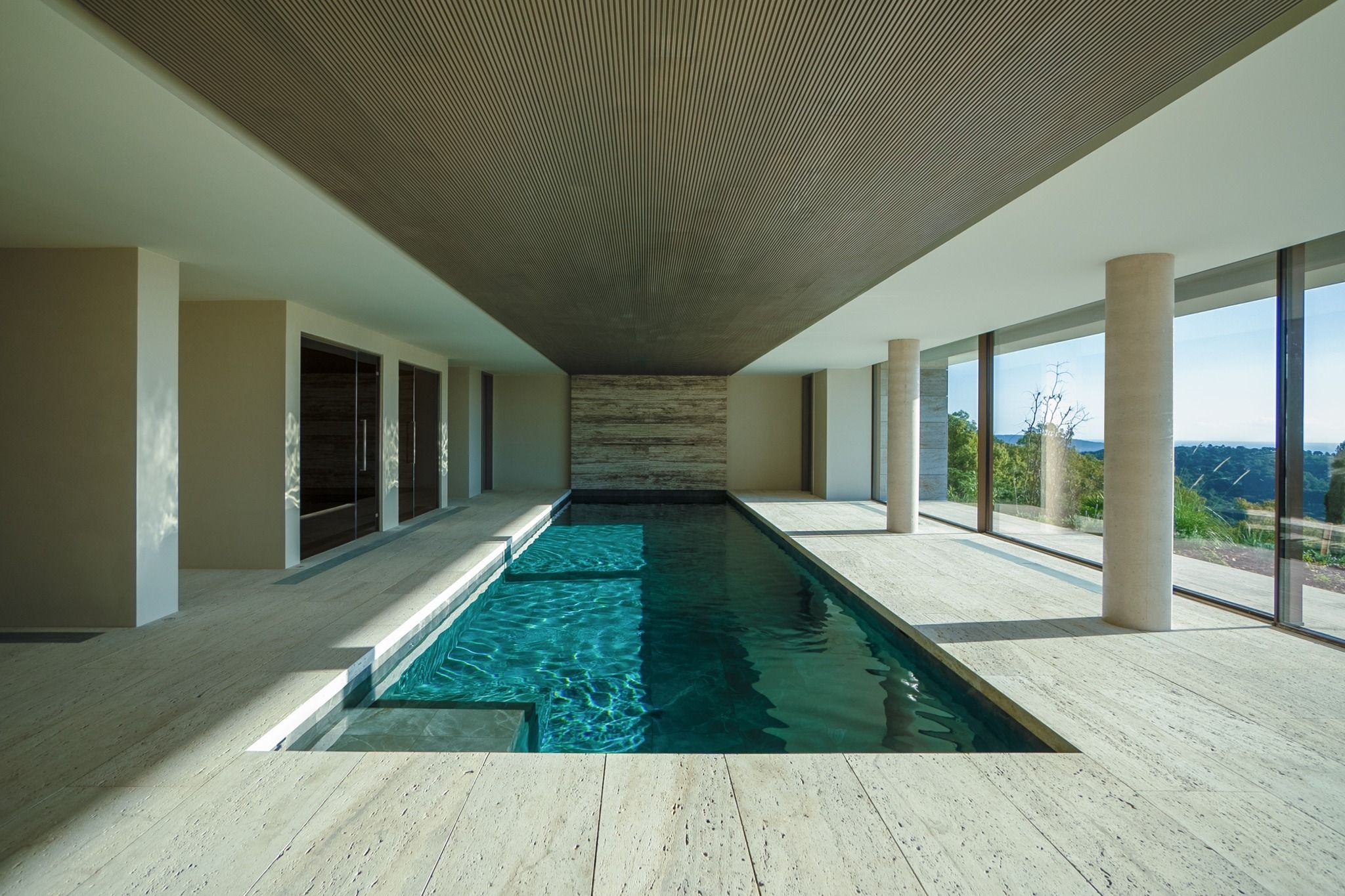 Piscina interior en 'The Sanctuary', la suntuosa mansión a la venta en Sotogrande.