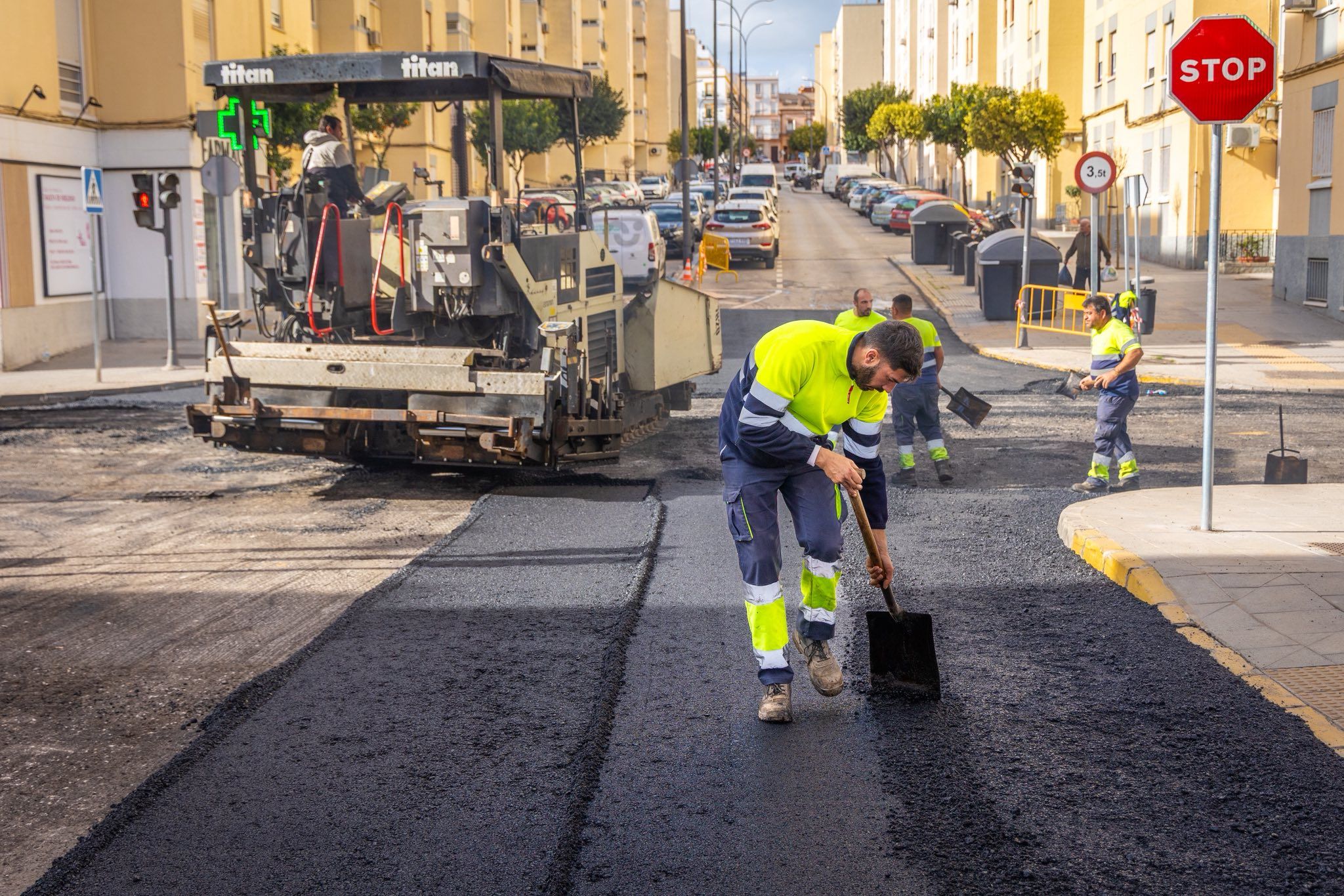 Operarios reasfaltan calles en San Fernando, este miércoles.