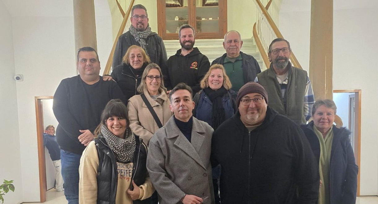 El Consejo Municipal del Carnaval de El Puerto, presidido por el teniente de alcalde de Fiestas, David Calleja, ha aprobado conceder el Pito de Oro a Juan Antonio Muñoz Hiniesta, "El Morta", y el reconocimiento de Personaje Entrañable a Azahara Zayn Alburquerque Muro.