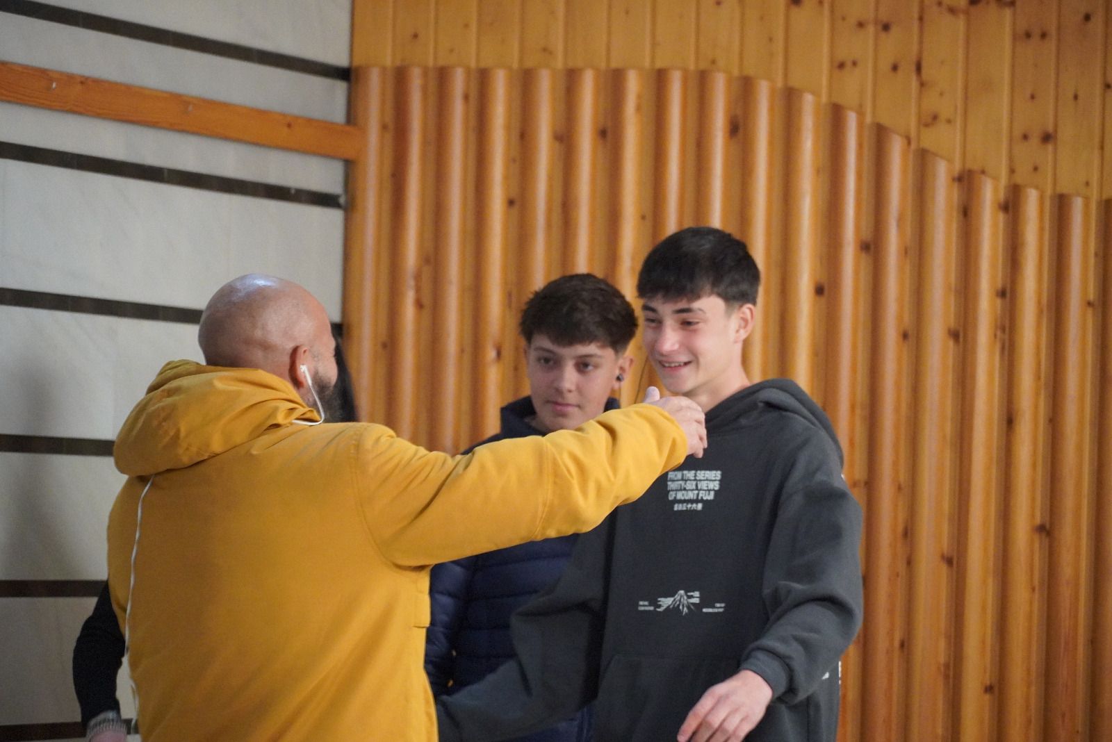 Carmelo y Julio se funden en un emotivo abrazo tras la tragedia ferroviaria.