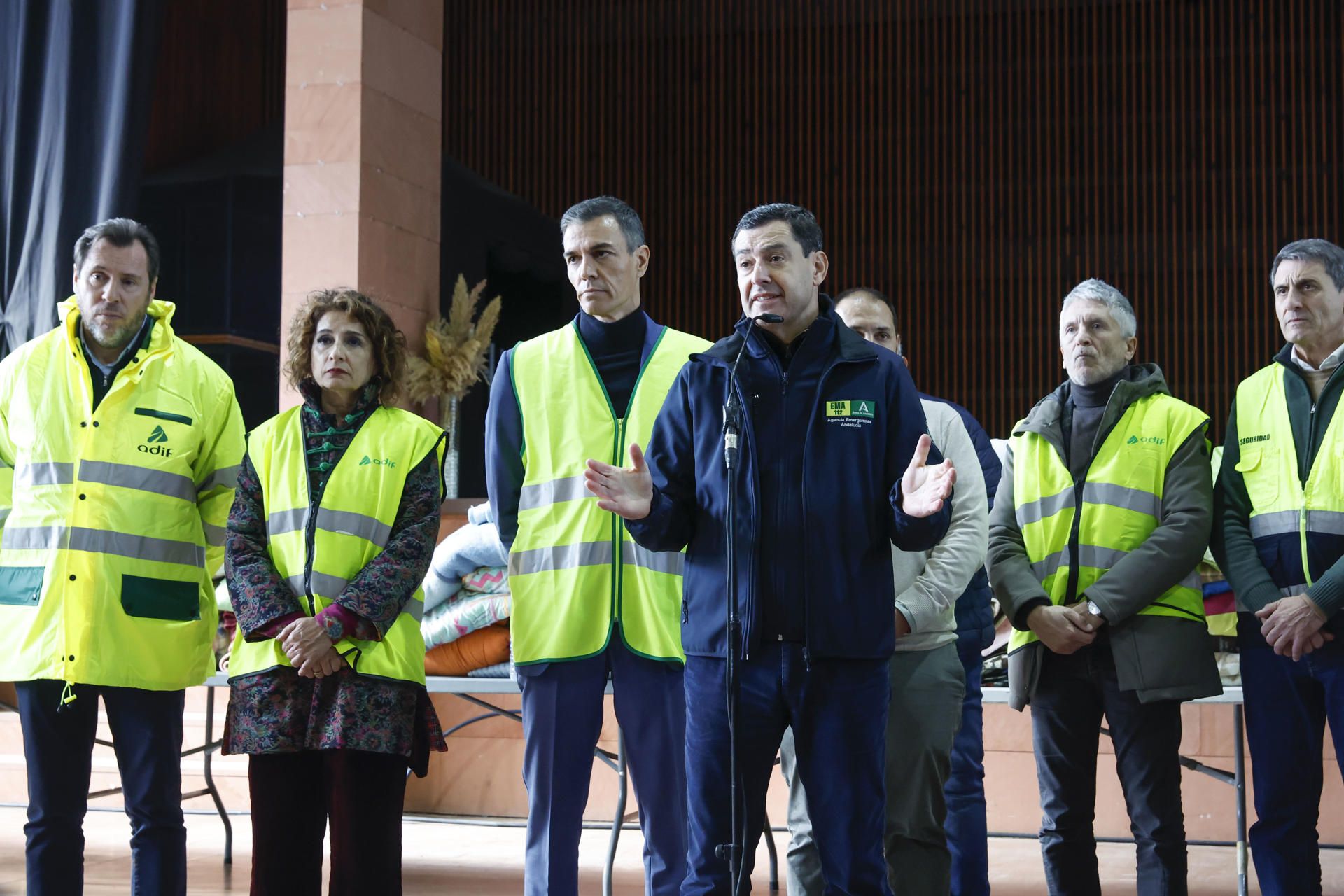 Pedro Sánchez y Juanma Moreno, con cargos del Gobierno de España, desde Adamuz.