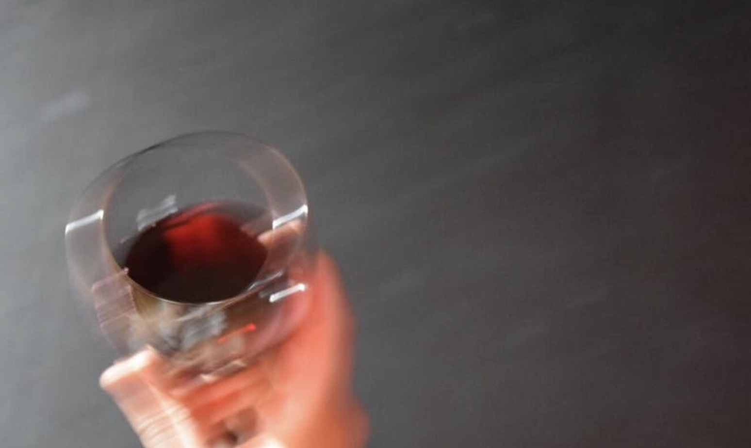 Sumisión química en un burdel: prostitutas en Sevilla servían cubatas con drogas para estafar a clientes.