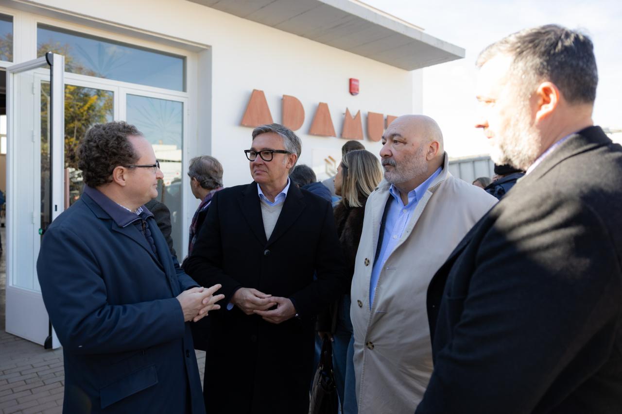Manuel Gavira, portavoz de Vox en Andalucía, en el centro de la imagen, en Adamuz este miércoles.