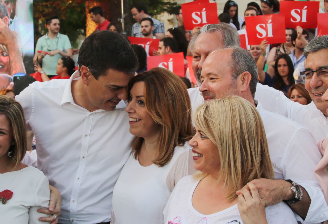 Pedro Sánchez y Susana Díaz, en un mitin del PSOE en Jerez. FOTO: JUAN CARLOS TORO.