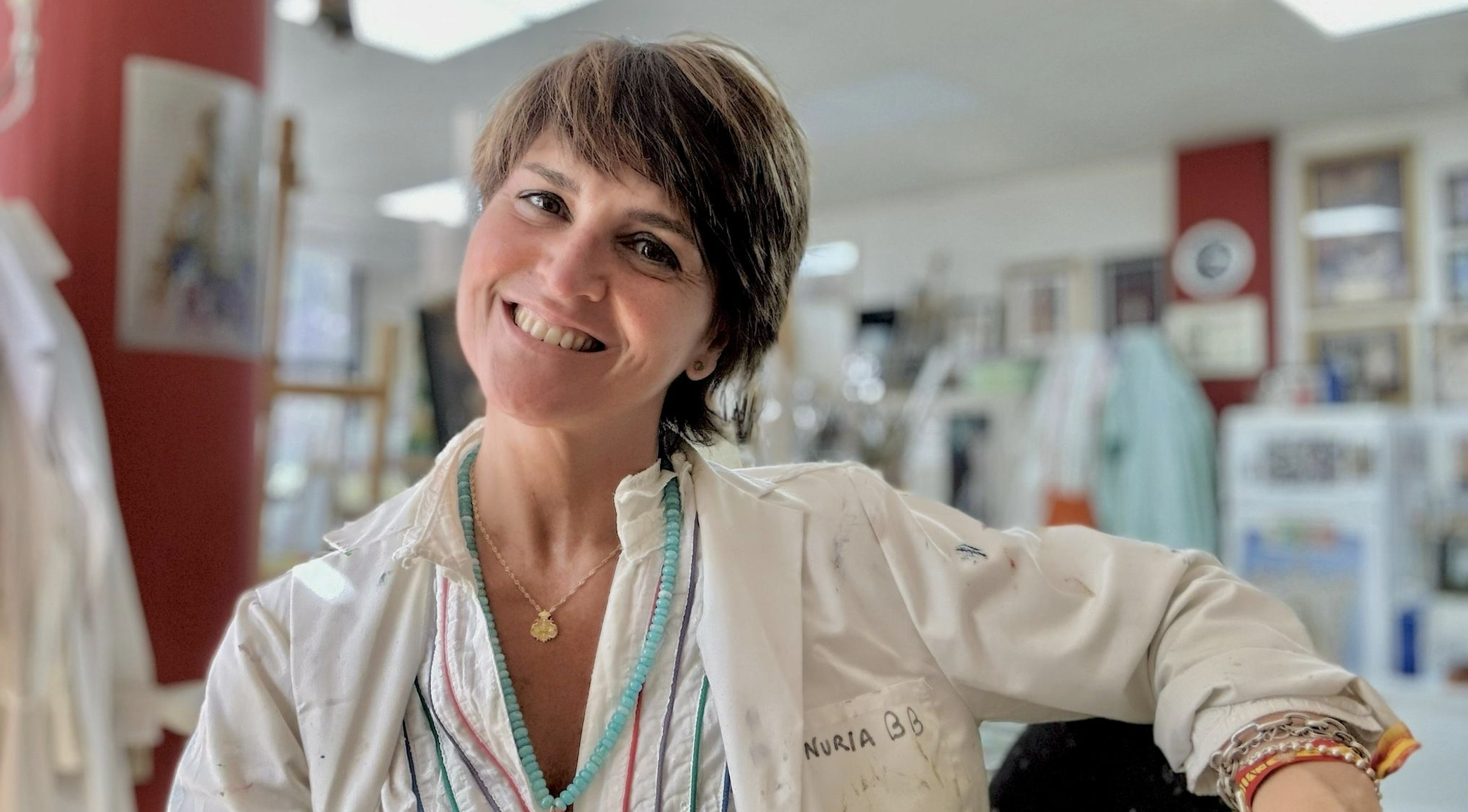 La artista sevillana Nuria Barrera Bellido en su estudio. 