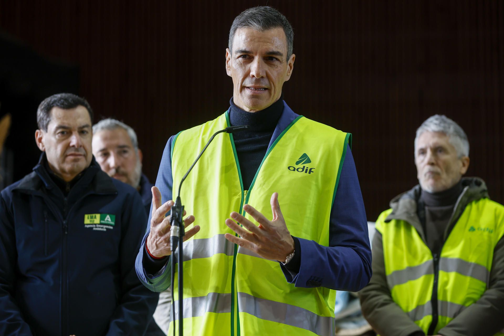 Pedro Sánchez y Juanma Moreno, con cargos del Gobierno de España, desde Adamuz. Pedro Sánchez y Juanma Moreno, con cargos del Gobierno de España, desde Adamuz.