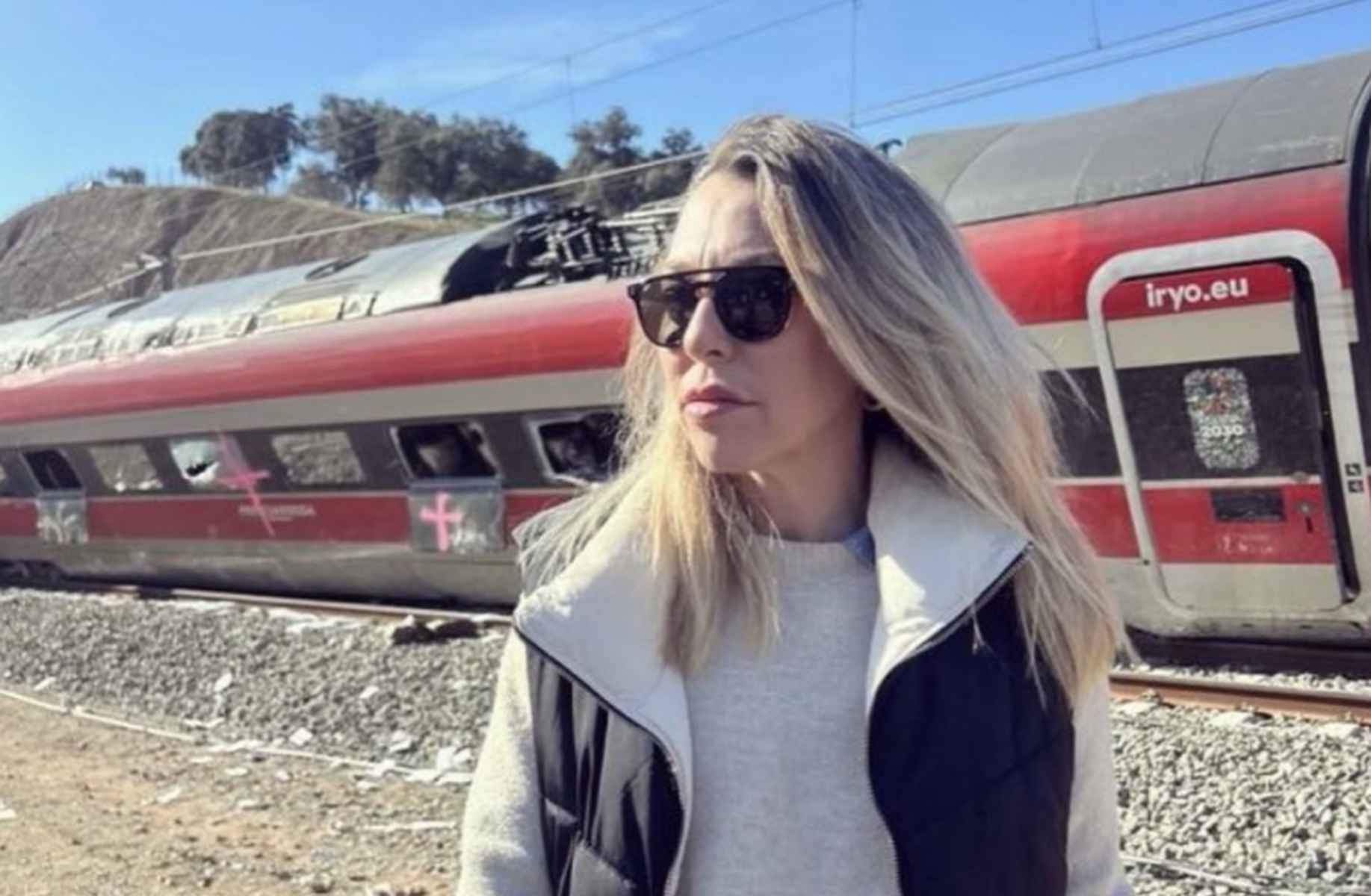 La reportera en cuestión, delante del tren Iryo. La reportera en cuestión, delante del tren Iryo.