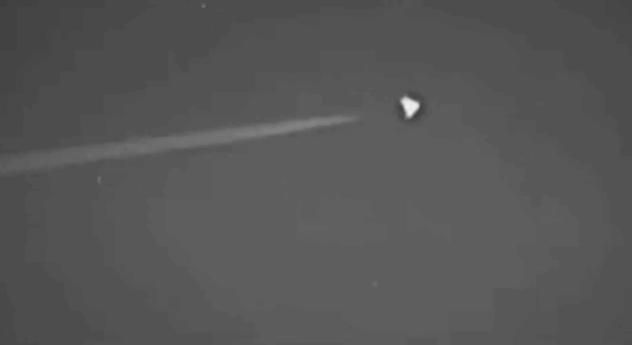 Imagen de la nave triangular captada volando de noche cerca del Área 51