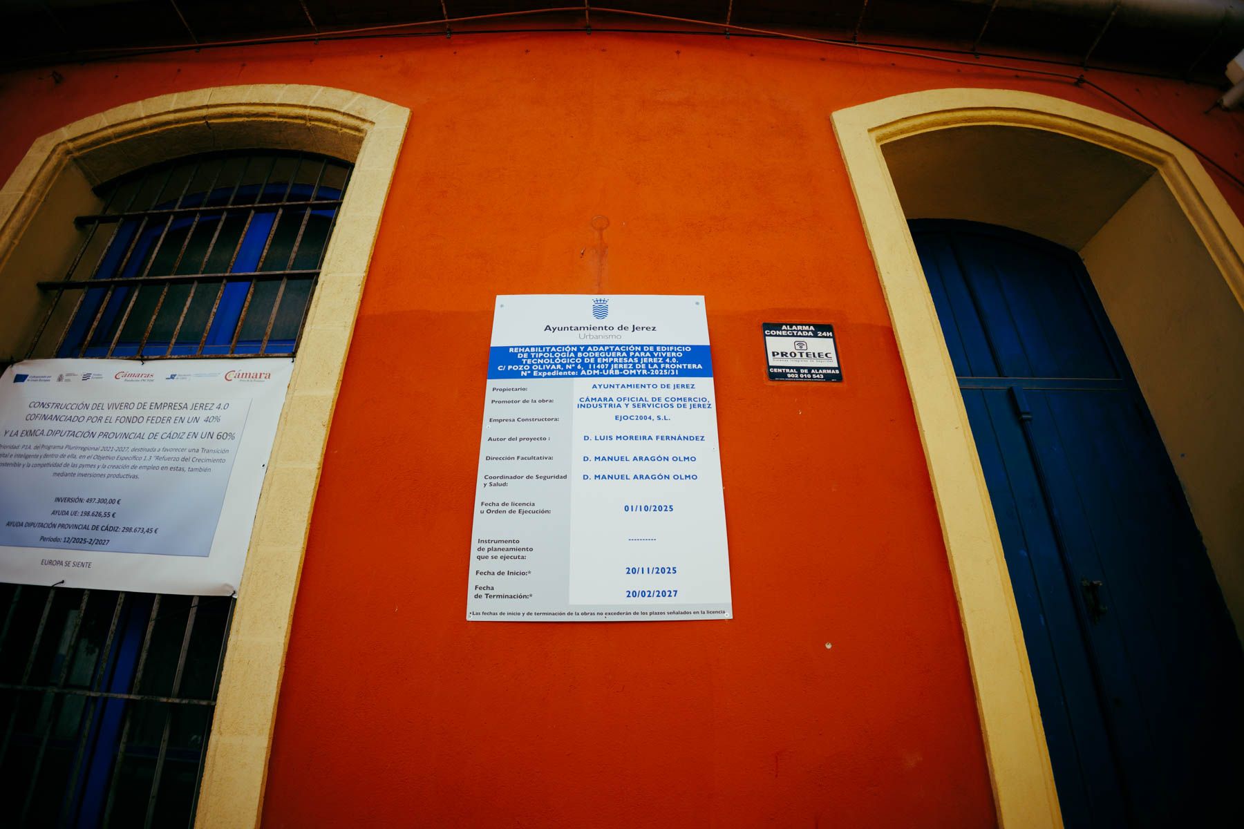 Carteles de la licencia de obra y la financiación del nuevo vivero 4.0 de la Cámara de Comercio de Jerez.