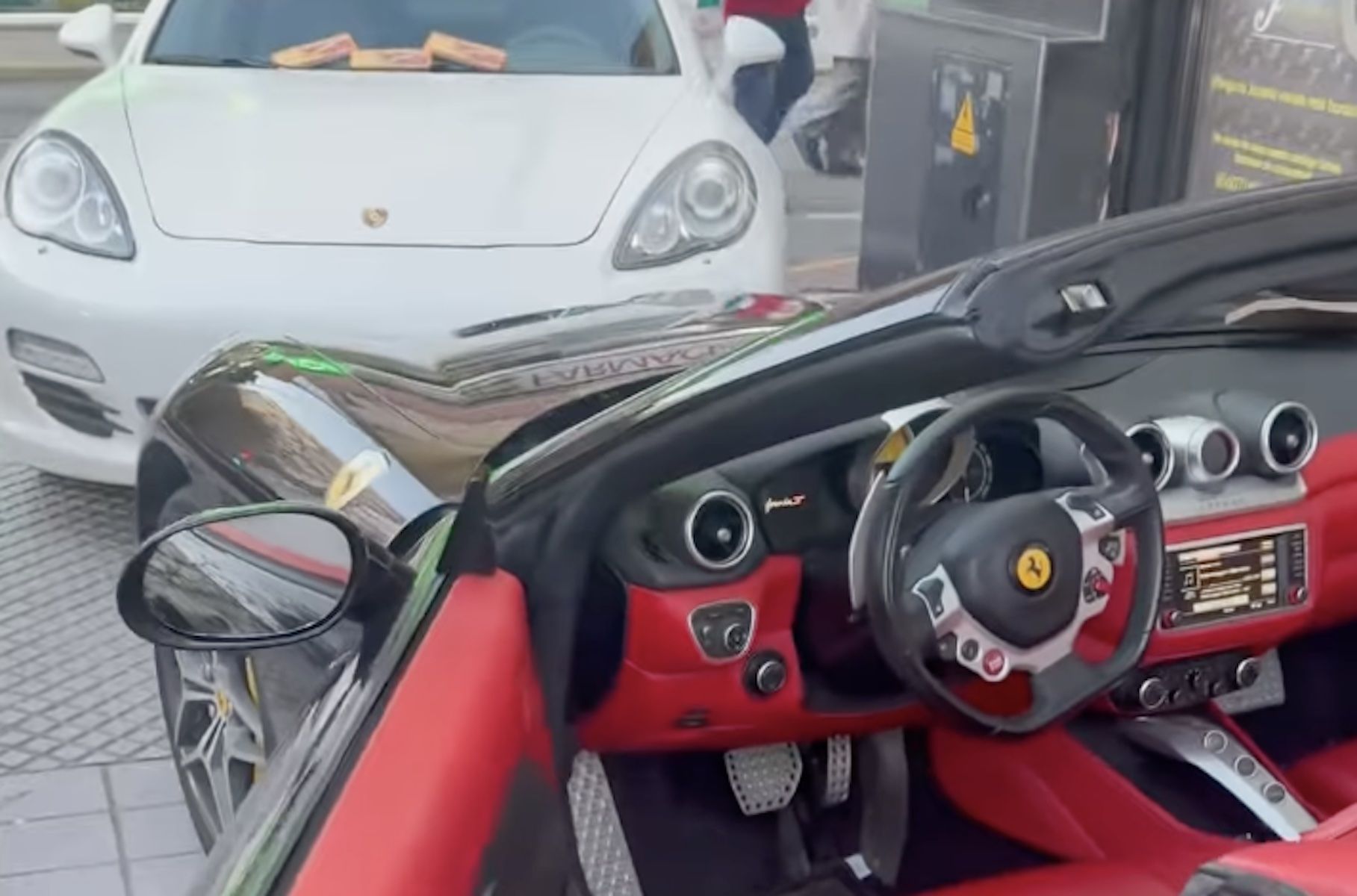 El Ferrari y el Porsche de la rifa de la joyería Ferrezuelo de Cádiz. El Ferrari y el Porsche de la rifa de la joyería Ferrezuelo de Cádiz.