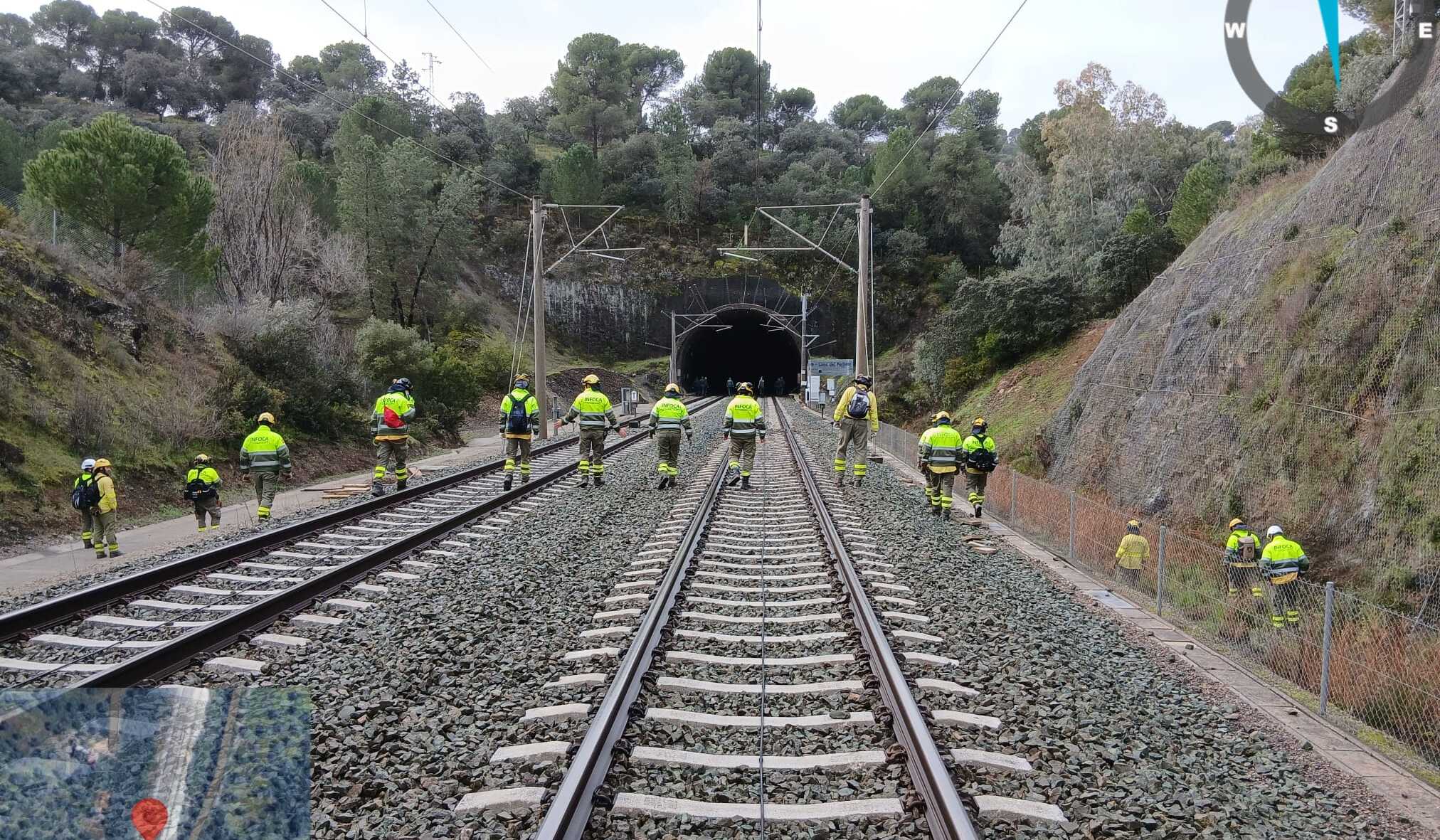 Bomberos buscan alrededor del lugar del siniestro.