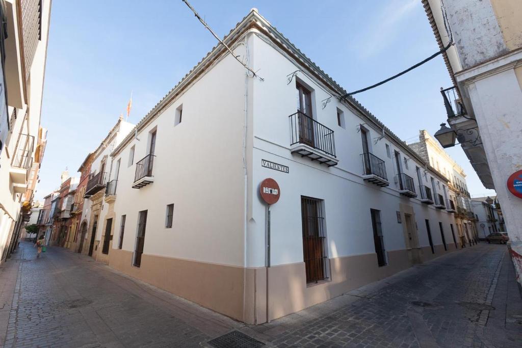 La esquina de calle Valientes con Bizcocheros, en una imagen de Booking.