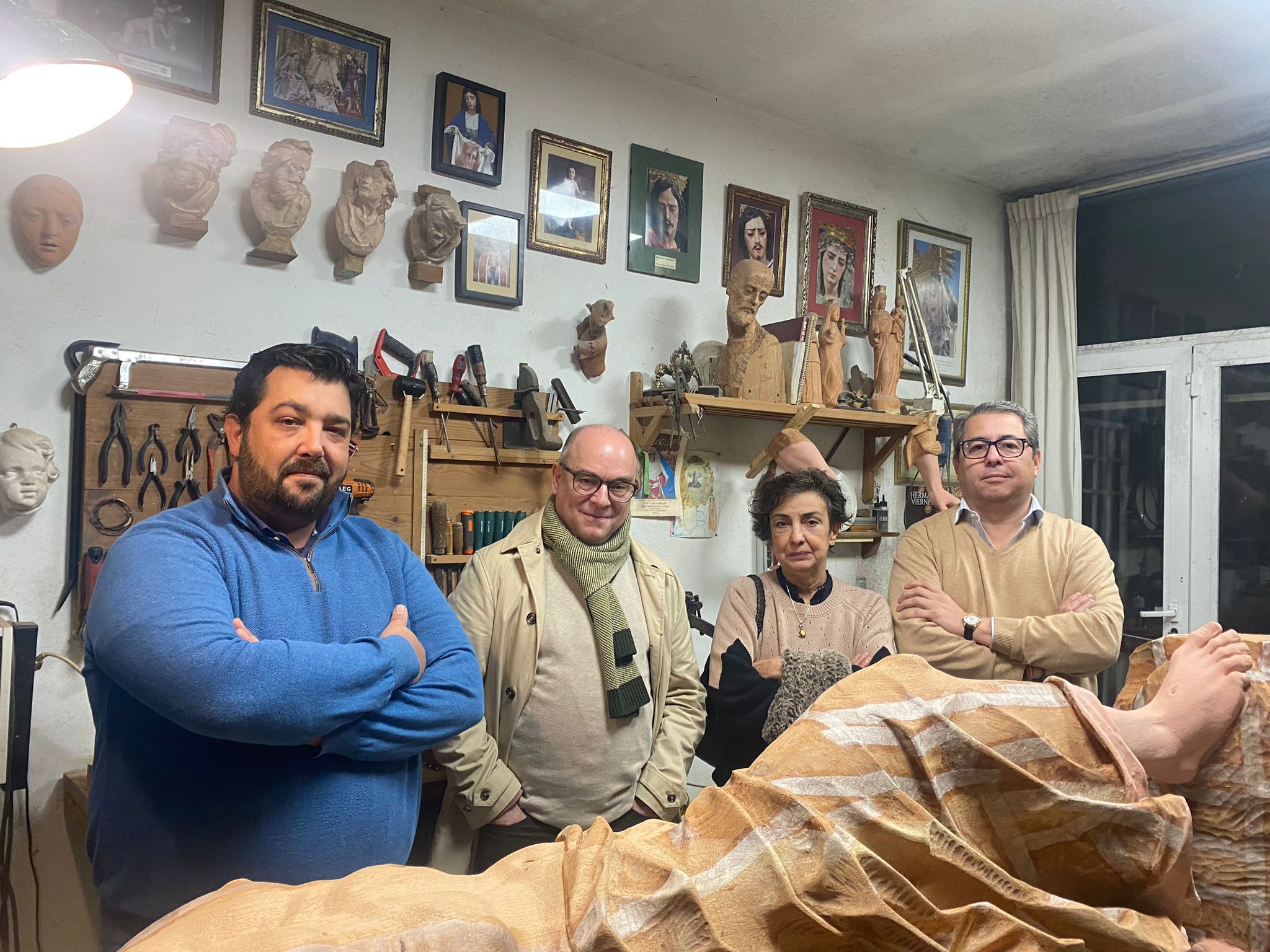 La comisión en el taller del escultor ante la hechura de la imagen. 