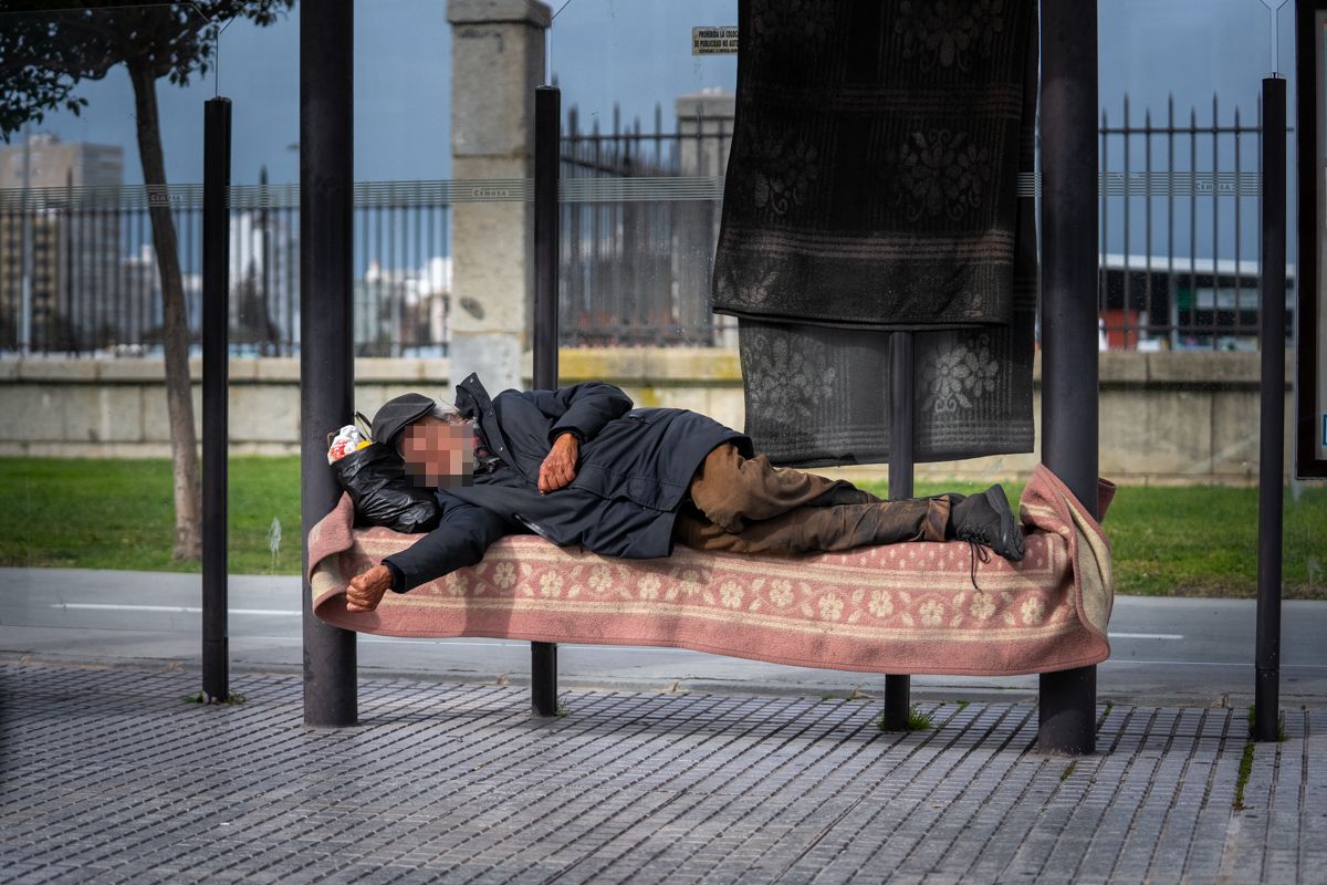 Una persona sin hogar en Cádiz, en la zona de la Plaza Sevilla.