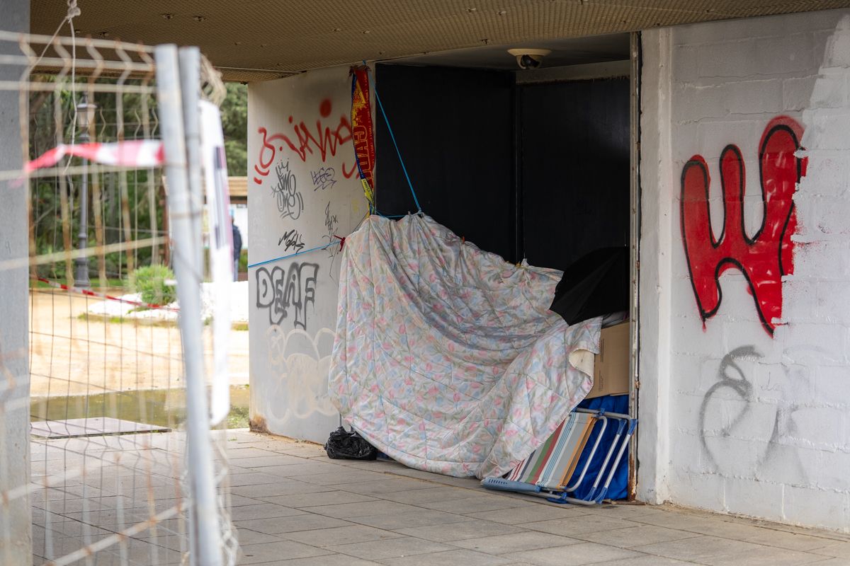 Persona sin hogar en Cádiz zona paseo santa Barbara Persona sin hogar en Cádiz zona paseo santa Barbara