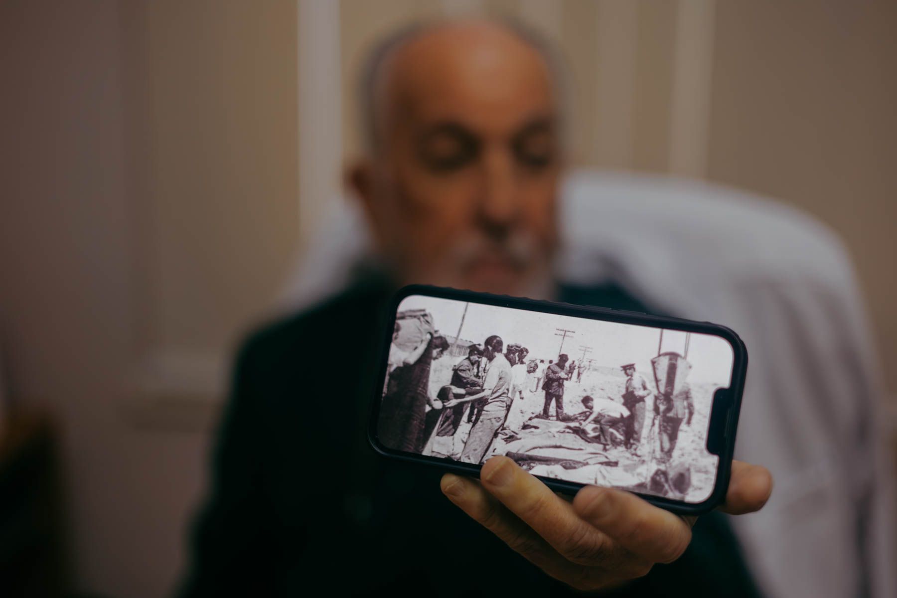 El doctor Diego del Ojo sostiene una foto de la tragedia, de un recorte de periódico que guarda.