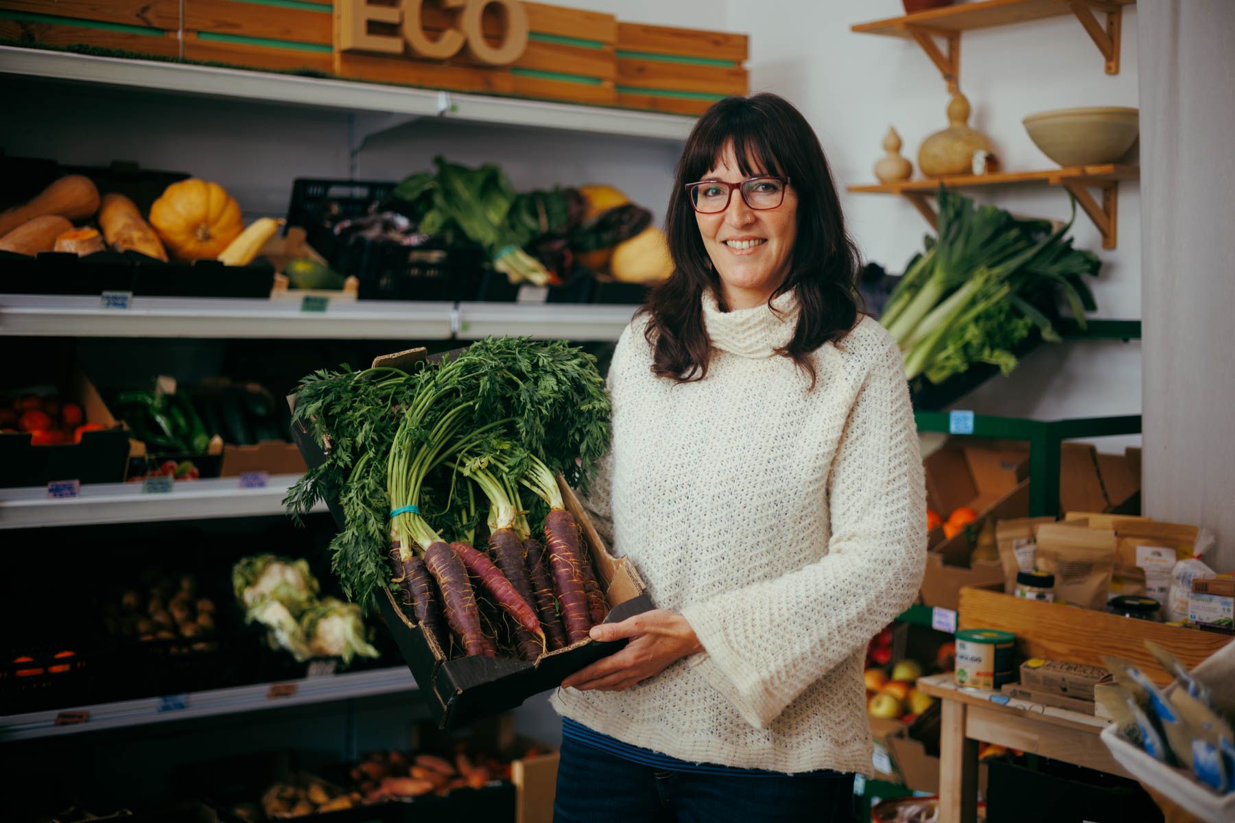 Marta García, enseñando productos de su tienda La Altabaca, en Jerez.