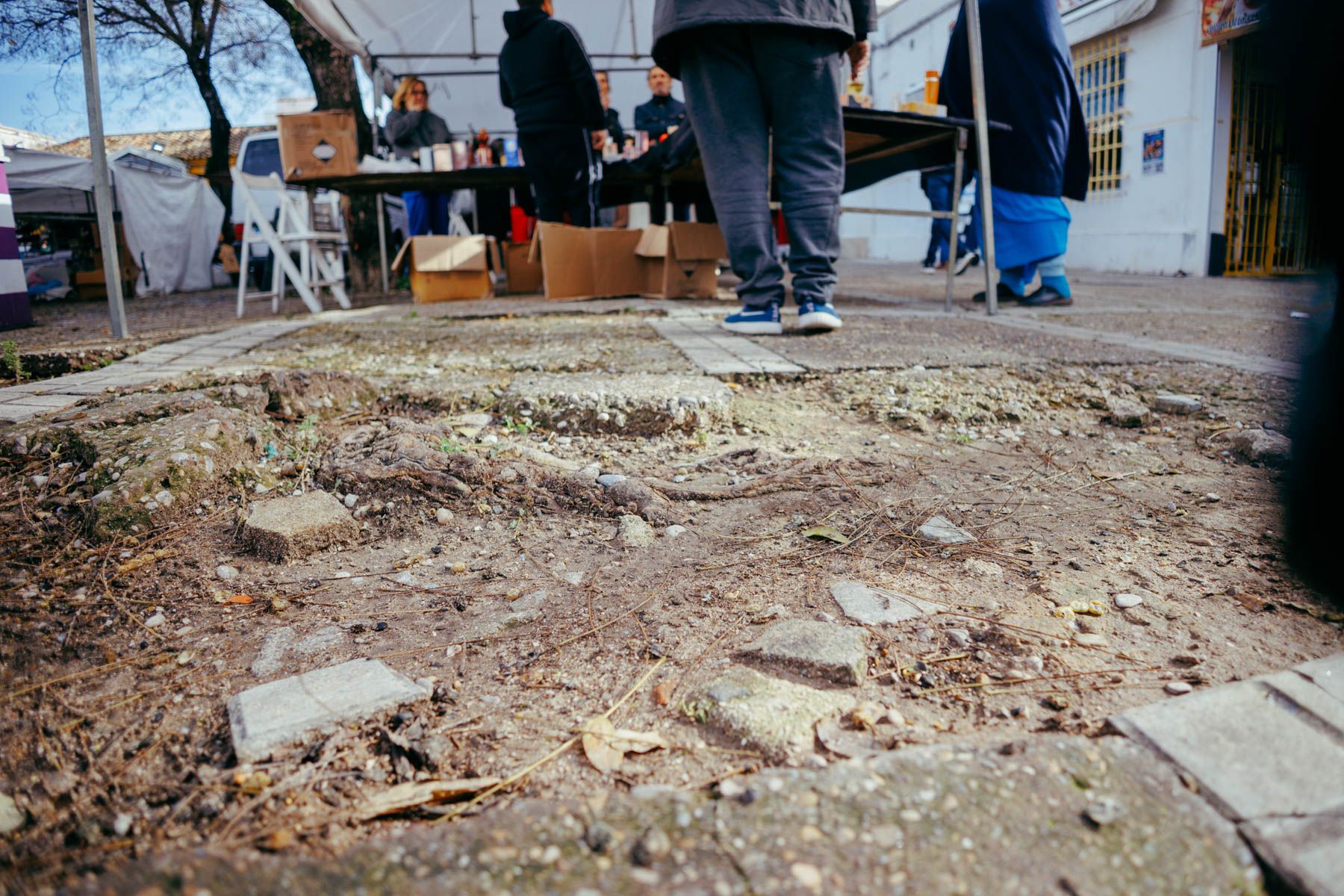 Estado del suelo en el mercadillo de La Plata en Jerez. Estado del suelo en el mercadillo de La Plata en Jerez.