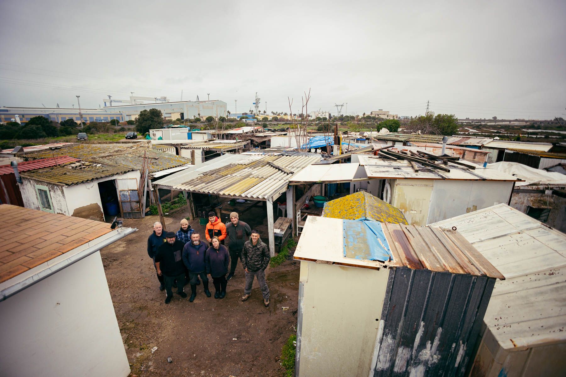 Pescadores de la Isla del Trocadero, en la que es su 'casa' la mayor parte del día.