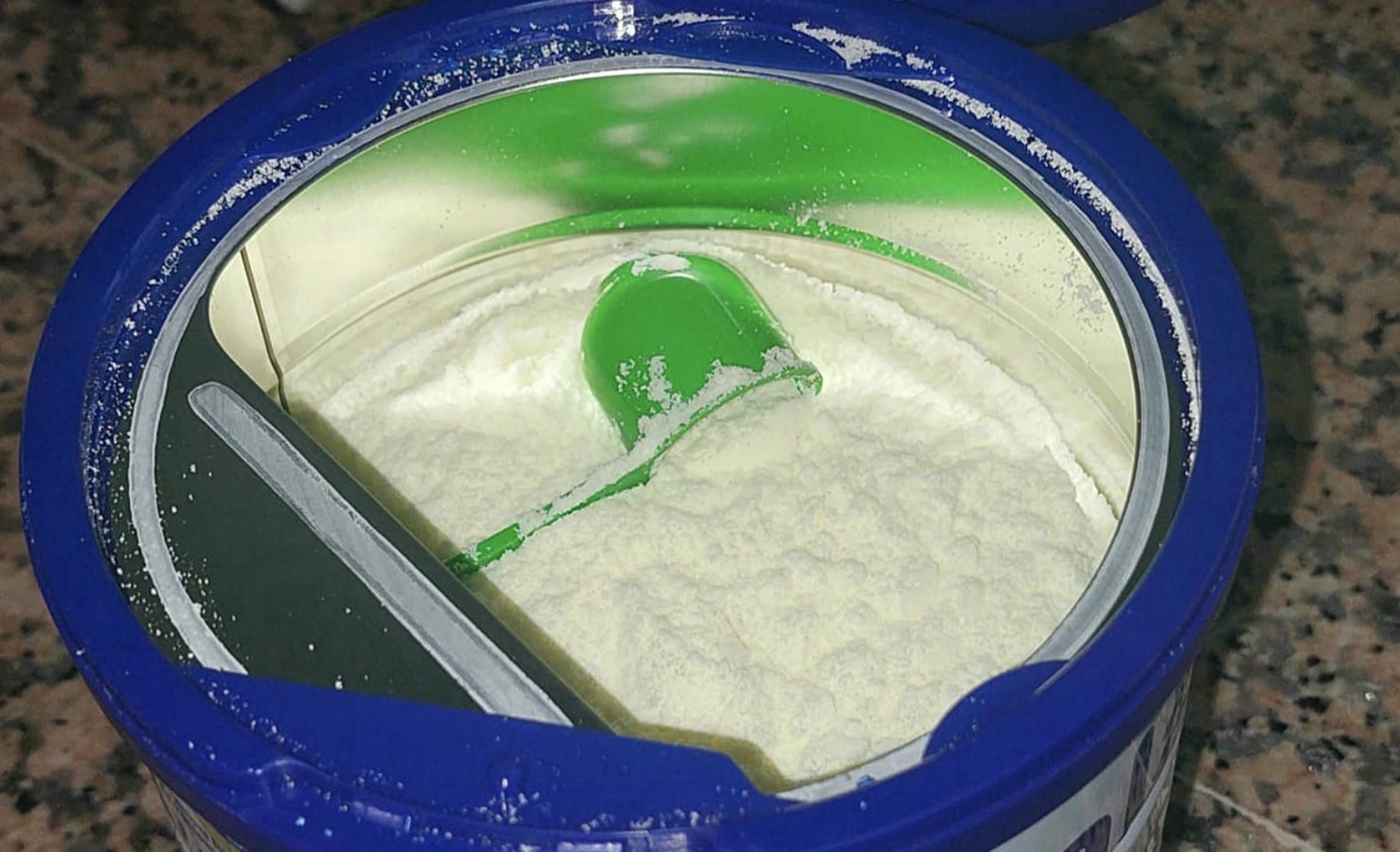 Un bote de leche de fórmula. Un bote de leche de fórmula.